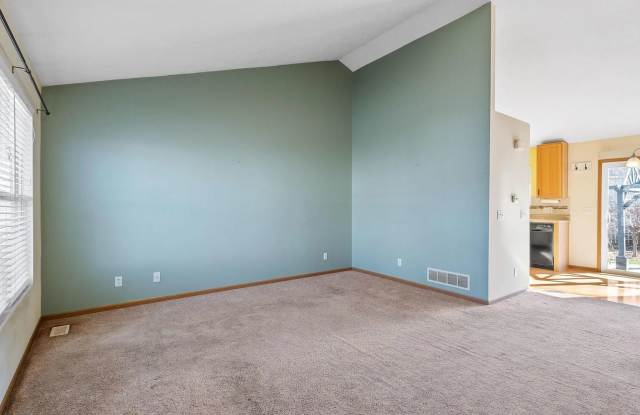 Spacious 3-Bedroom with Fenced Yard & Garage Gallery 4