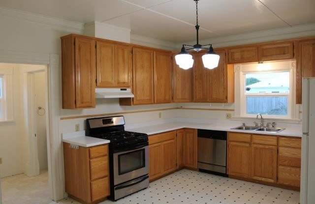 Nicely updated 3 / 1 house, washer / dryer, garage - 2220 California Street, Eureka, CA 95501