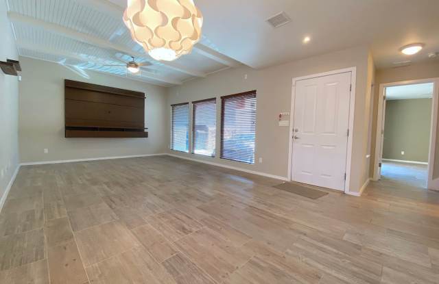 West El Paso 4bed/3.5bath Townhome Gallery 4
