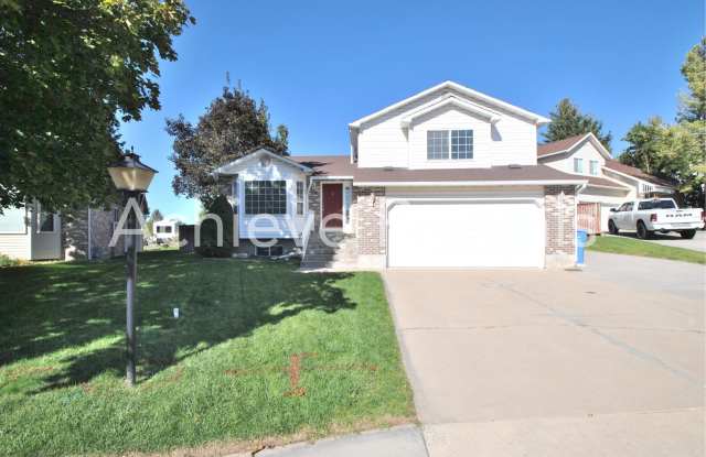 Beautiful 4-Bedroom Home with Huge Backyard & Extra Parking Gallery 1