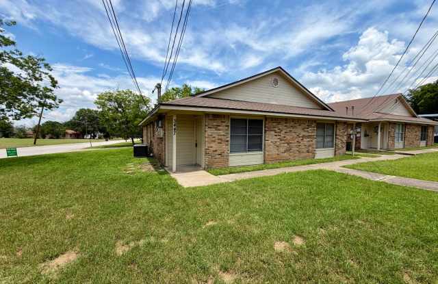 Move-In Ready 2BR Duplex | Private Yard | Great Location | Pets Welcome photos photos