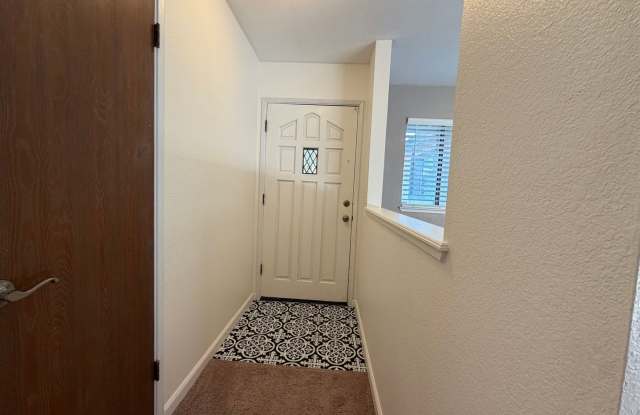 Cute house with huge yard 2 bedroom 2 bath Gallery 4