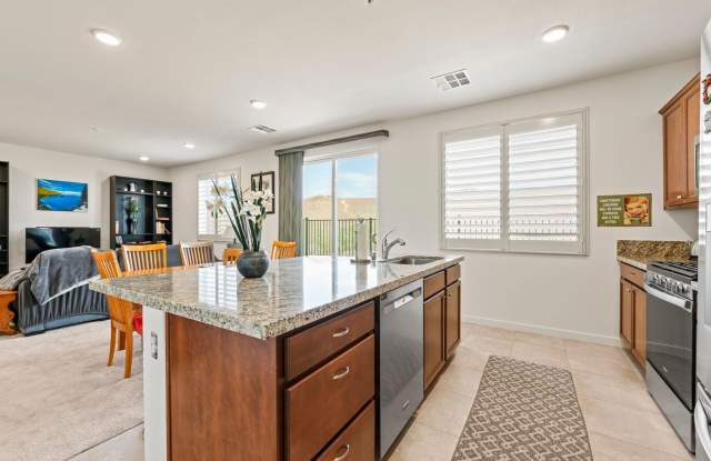Fully Furnished Modern Townhome with Flexible Leases and All Utilities Included Gallery 1