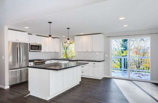 Remodeled 3 Bedroom Kirkland Home Gallery 3
