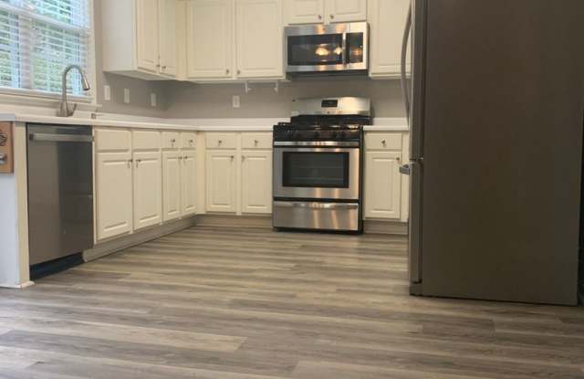Spacious 3BR Alpharetta Home with Pool, Tennis, Washer/Dryer & Private Backyard Gallery 4