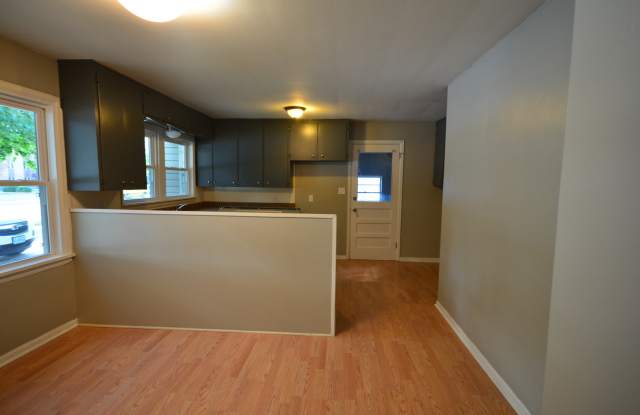 Cute 3 bedroom 1 bath across street from Mercy Gallery 4