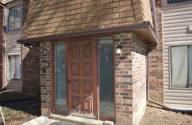 255 E Court of Shorewood unit: 8 photos photos