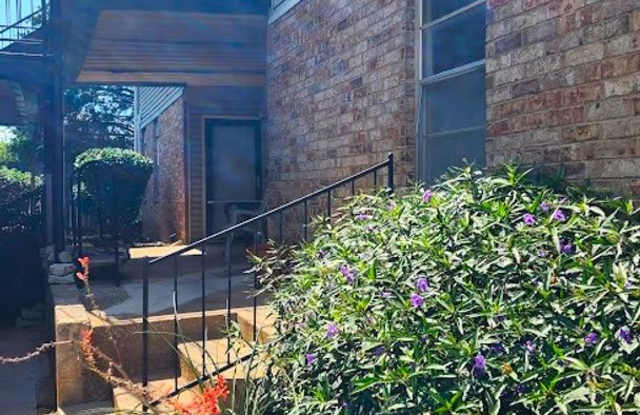 Super Cute Condo INCLUDES Utilities & HOA dues in the Ashbriar Village Condo close to Lake Hefner Gallery 4