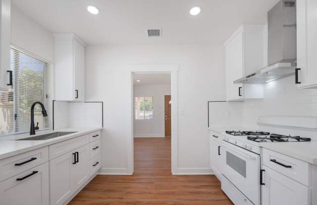 Fully Renovated 2BR/1BA Home with Modern Updates Gallery 4