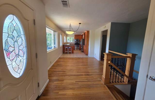 Available Now! 3 bedroom, 2.5 Bath Home with Large Deck & View Gallery 3