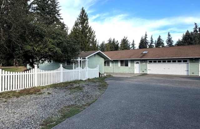 Large Rambler 3 bedroom 3 bathroom plus 2 bonus rooms Gallery 1
