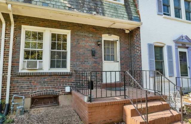 NW Rowhouse Near Georgetown University  Hospital Available August 1st photos photos