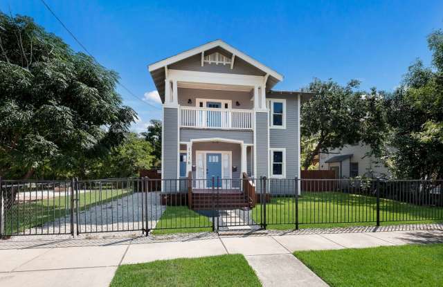 Private Balcony & Prime Location Gallery 3