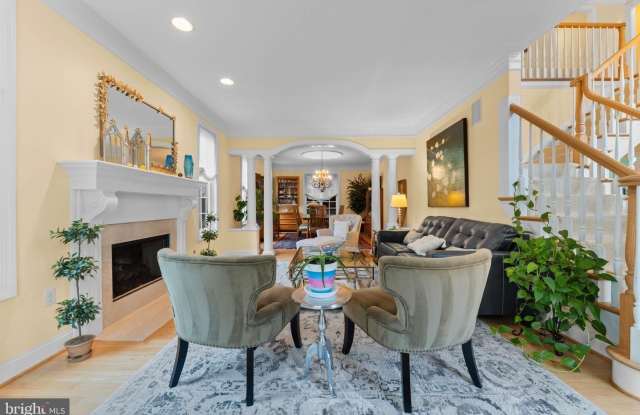 4304 LORCOM LN Gallery 4