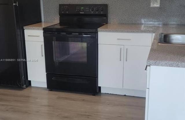 1212 SW 7th Ave photos photos