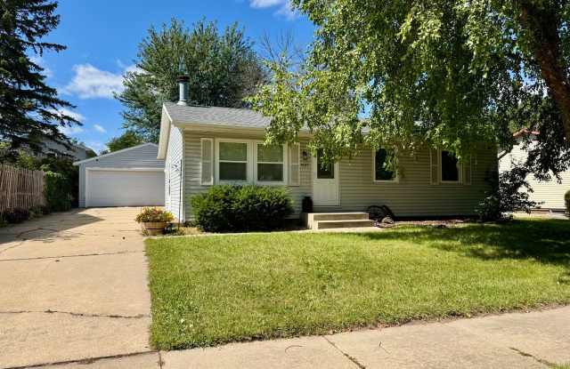 Northwest Rochester Minnesota, 3bedroom 2bath 2car detached garage fenced yard Available November - December 2025 this Property does not participate in Section 8 or programs photos photos