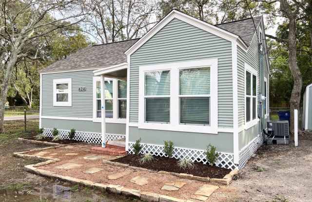 Adorable 2/1/1 Craftsman Bungalow in Angleton! photos photos