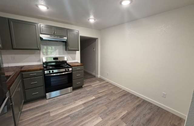 Newly Remodeled 2/1 with Large Backyard Gallery 4