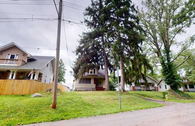 large 3 bedroom near high school and park photos photos