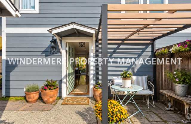 Charming Poulsbo Townhome in Town Location, Fully Fenced Yard, Community Playground Gallery 1