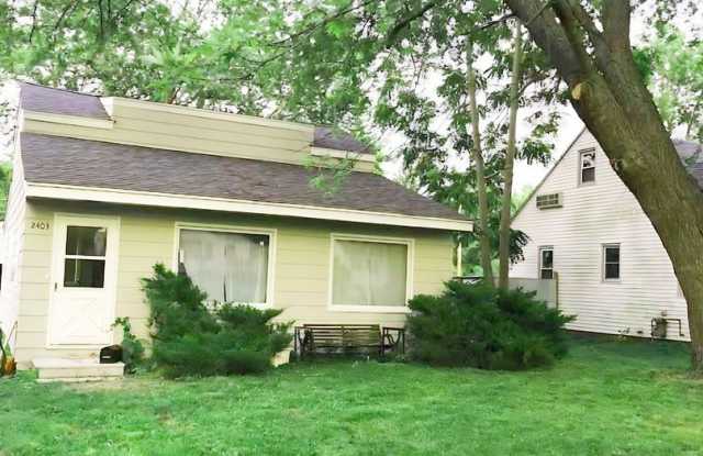 Charming & Cozy 3BR Retreat with Modern Touches in Quiet Des Moines Neighborhood photos photos