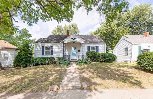 3BR Cottage with Large Backyard, Garage and a Basement! photos photos