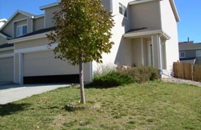 Available Now. Charming 3 Bedroom 2.5 Bathroom in Northglenn, CO! - 10952 York Street, Northglenn, CO 80233