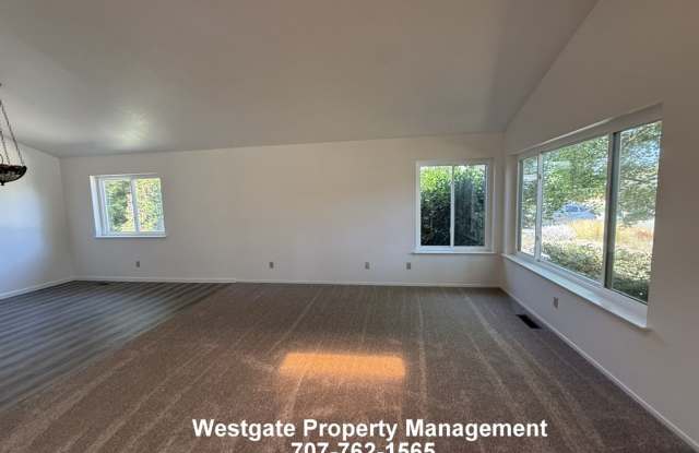 Lovely 3/2.5 East Petaluma Home - 1604 Cerro Sonoma Circle Gallery 3