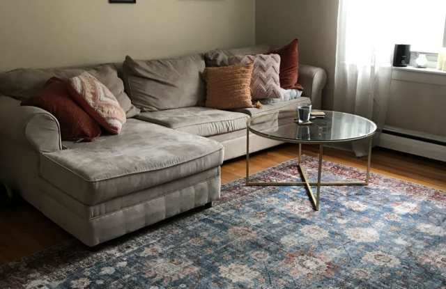 Beautiful 2 bed near the Green Line photos photos