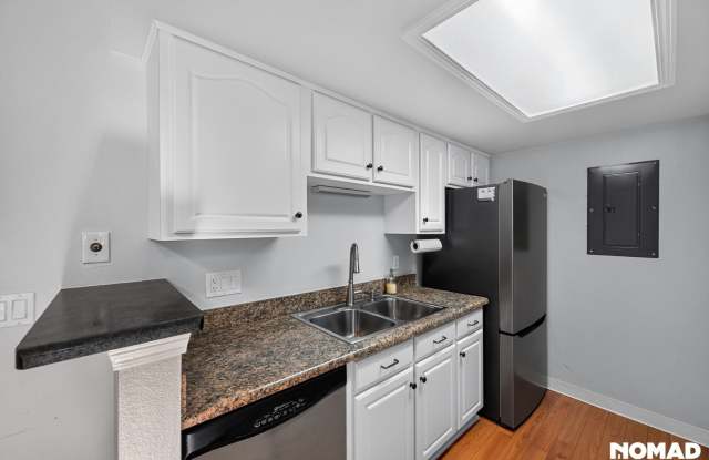 Charming 2BR Condo in Denver - Available NOW! Gallery 4