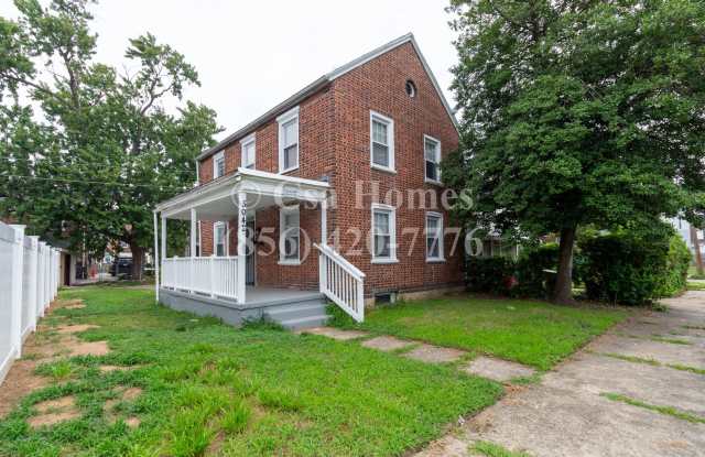 Beautifully Renovated 3 Bed/1 Bath Home in Fairview! Gallery 1