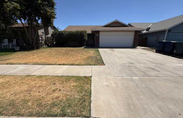 Cozy Home On Spacious Lot In Tulare Available Now! photos photos