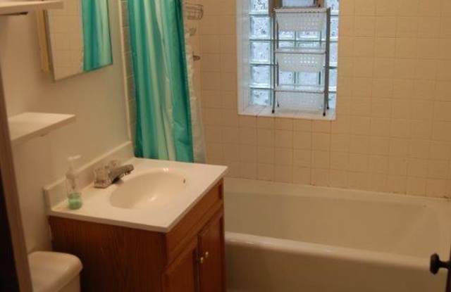 Two Great Apartments – 6 Bed / 2 Bath Near Northwestern University Gallery 3