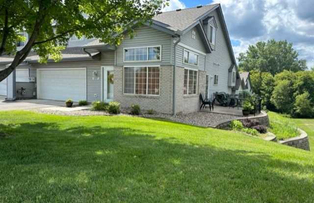 Very Spacious Townhome in great area in Apple Valley. Avail Oct 1 Gallery 1