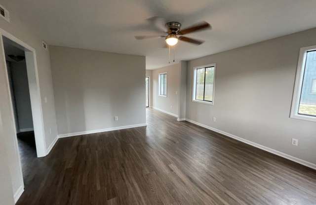 Updated 2 bedroom with 2 bathroom end unit condo! Gallery 3