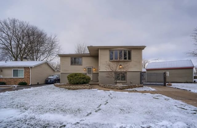 112 Hickory Street - 112 Hickory Street, Mundelein, IL 60060 112 Hickory Street - 112 Hickory Street, Mundelein, IL 60060