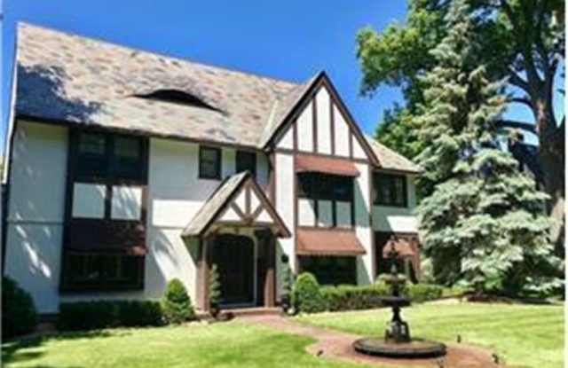 2225 Summit Avenue - 2225 Summit Avenue, St. Paul, MN 55105