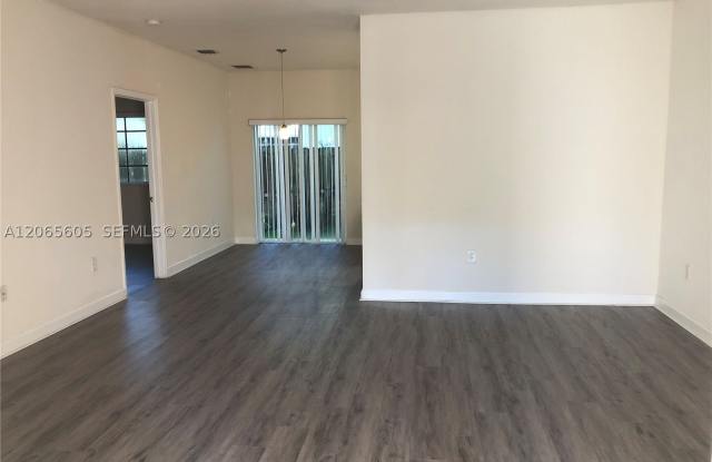 2733 NE 3rd Ct Gallery 4