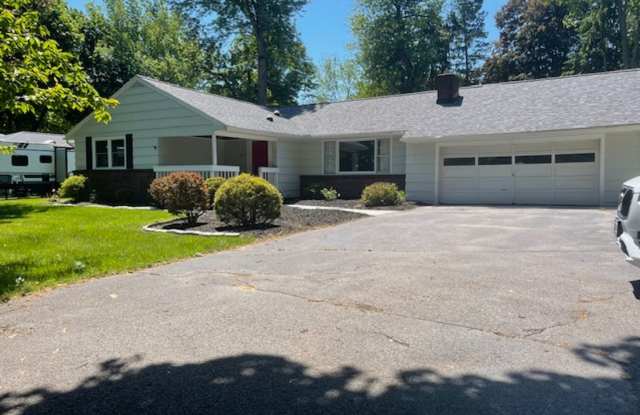 3 Bedroom / 1.5 Bath Home - East Rochester / Pittsford Area Gallery 1