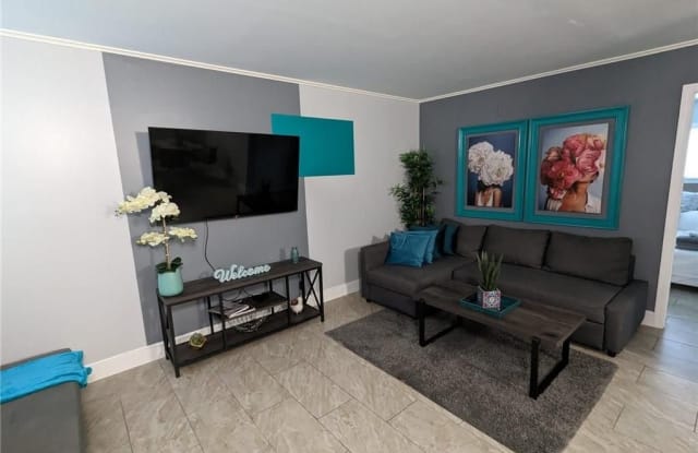 1930 NE 45 Gallery 2
