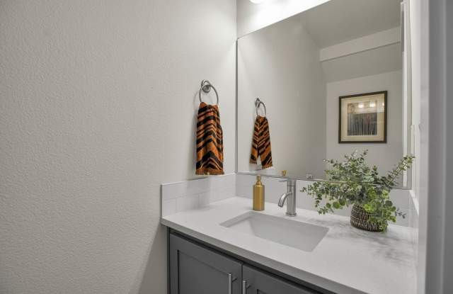 Modern 3 Bedroom End-Unit Townhouse with Stainless Steel Kitchen, Attached Garage & Patio Gallery 4
