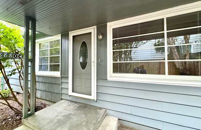 Quiet and Cozy Two Bed in SW Portland 5 plex_~ Open Floor Plan~ Washer/Dryer Hook Ups~ Great Shared Outdoor Space~ Off Street Parking! Gallery 2