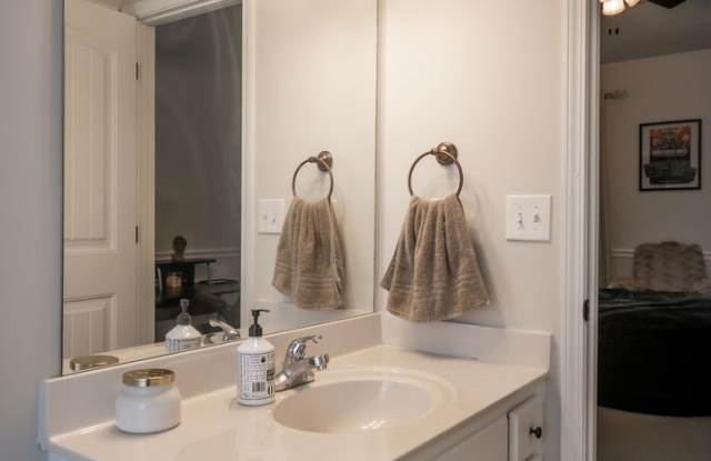 Luxury 2 Bedroom Townhouse at Whitehall Village Gallery 4