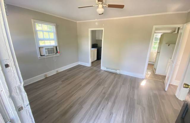 Small 2 Bedroom 1 Bathroom house very close to Kannapolis Research Campus Gallery 3