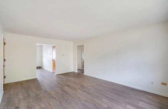 895 Cook Avenue Gallery 3