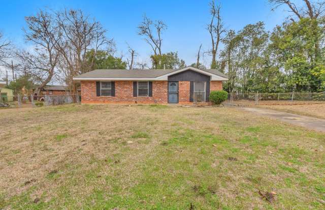 Charming 3 Bed/1.5 Bath Home in Montgomery, AL - $1325/mo - 5002 Greensboro Court, Montgomery, AL 36108