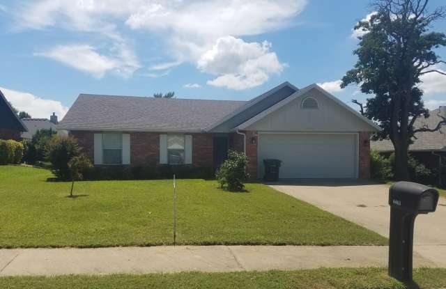 Nice 3 bedroom 2 bath home with fenced in yard Gallery 1