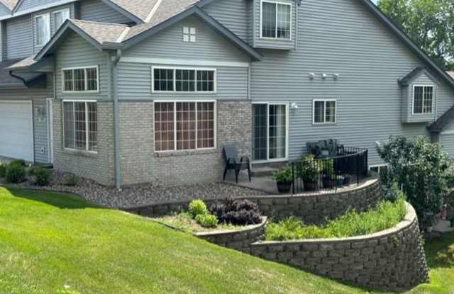 Very Spacious Townhome in great area in Apple Valley. Avail Oct 1 Gallery 4