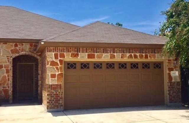 Availabe Now! Nice 3 Bedroom Duplex located in New Braunfels! photos photos