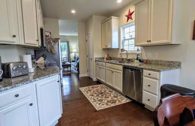 Nicely updated 3 bed/2.5 Bath Townhome Gallery 3